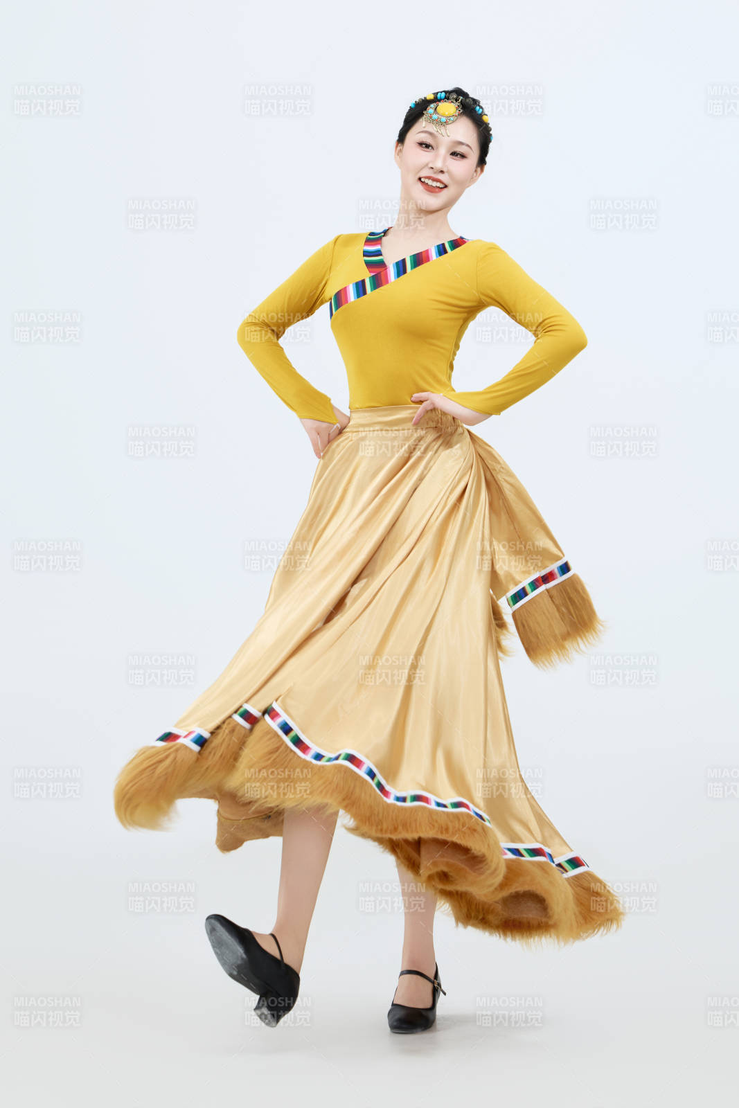 表演中国西藏藏族传统锅庄舞的美丽舞者图片