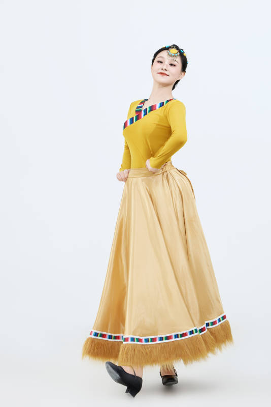 表演中国西藏藏族传统锅庄舞的美丽舞者图片