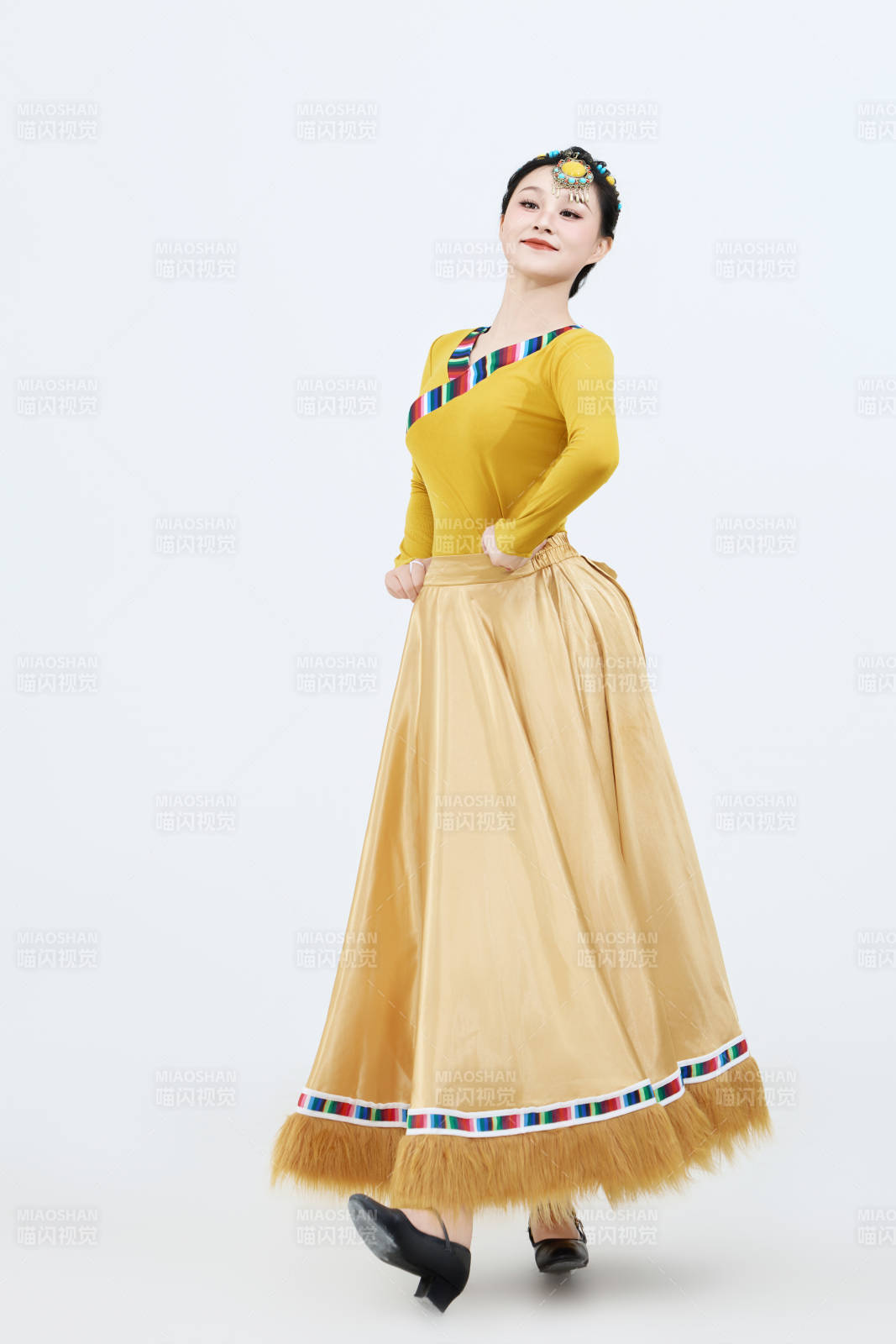 表演中国西藏藏族传统锅庄舞的美丽舞者图片