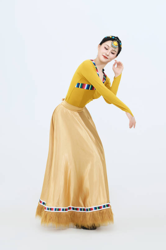 表演中国西藏藏族传统锅庄舞的美丽舞者图片