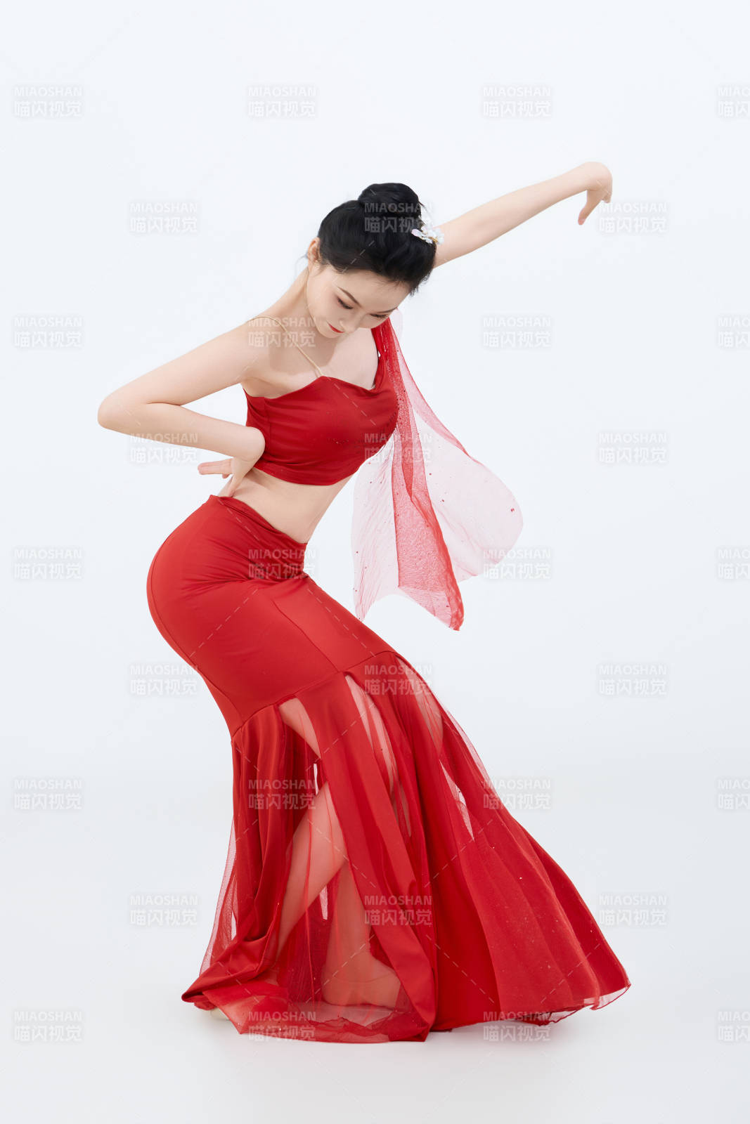 表演中国传统民族舞蹈傣族舞的美丽舞者图片