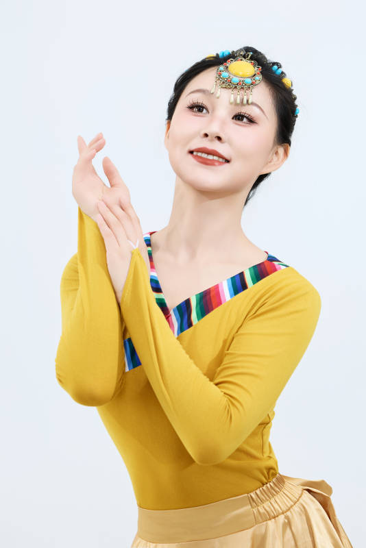 表演中国西藏藏族传统锅庄舞的美丽舞者图片