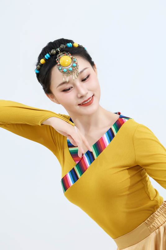 表演中国西藏藏族传统锅庄舞的美丽舞者图片