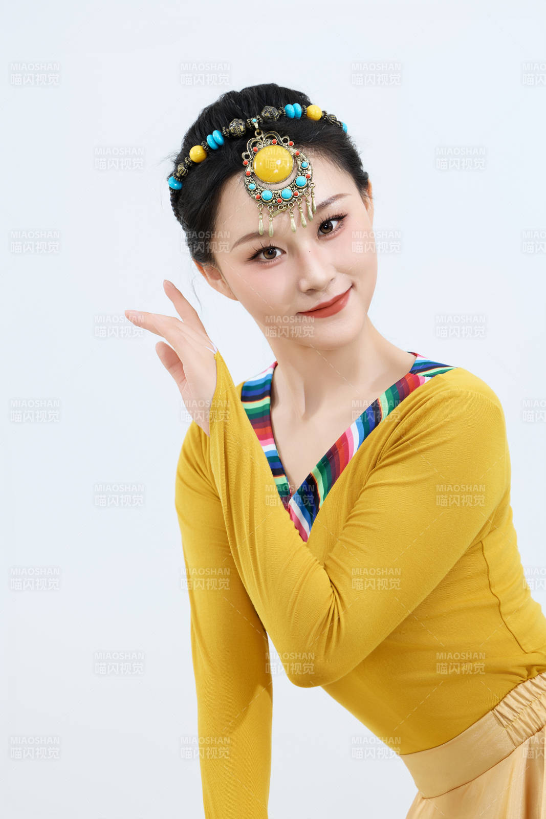 表演中国西藏藏族传统锅庄舞的美丽舞者图片