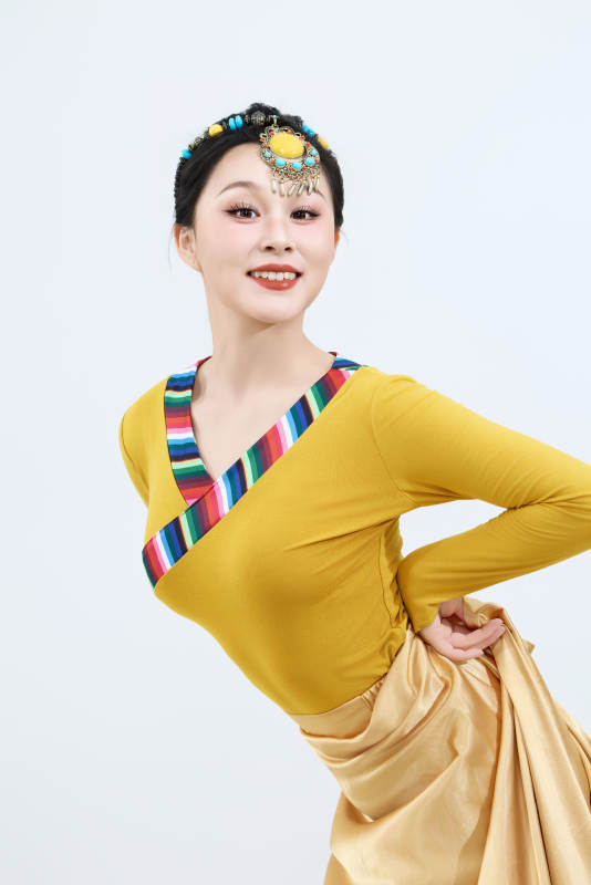 表演中国西藏藏族传统锅庄舞的美丽舞者图片