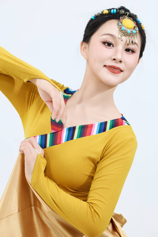 表演中国西藏藏族传统锅庄舞的美丽舞者图片