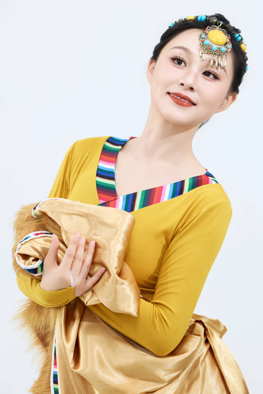 表演中国西藏藏族传统锅庄舞的美丽舞者图片