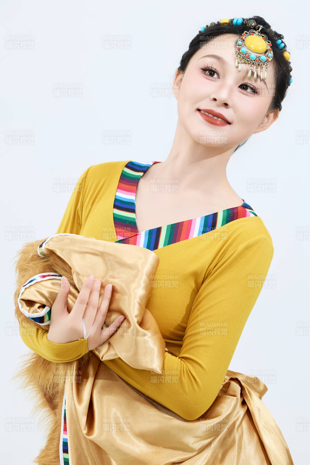 表演中国西藏藏族传统锅庄舞的美丽舞者图片