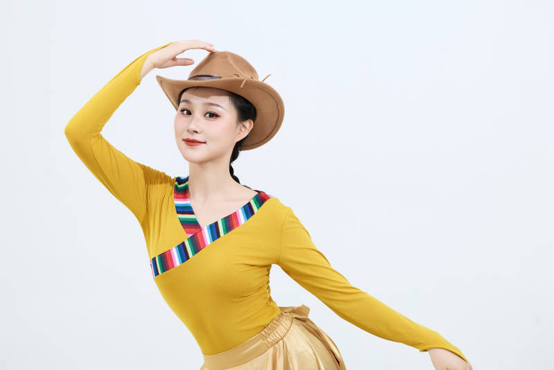 表演中国西藏藏族传统锅庄舞的美丽舞者图片