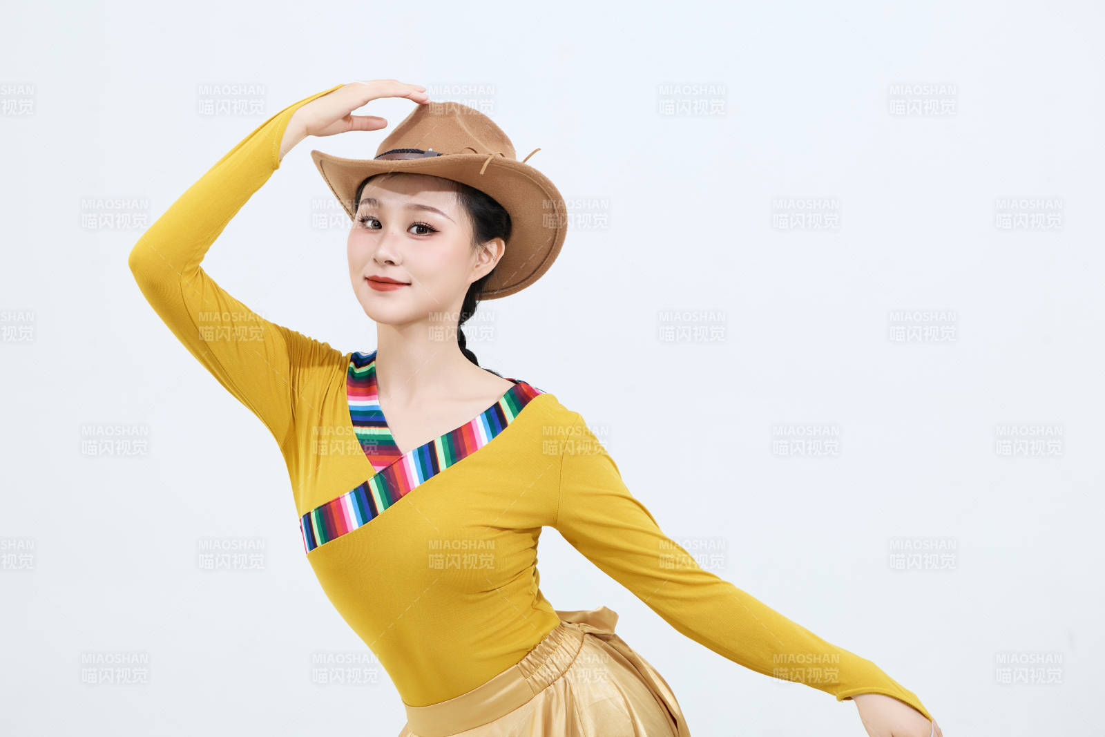 表演中国西藏藏族传统锅庄舞的美丽舞者图片