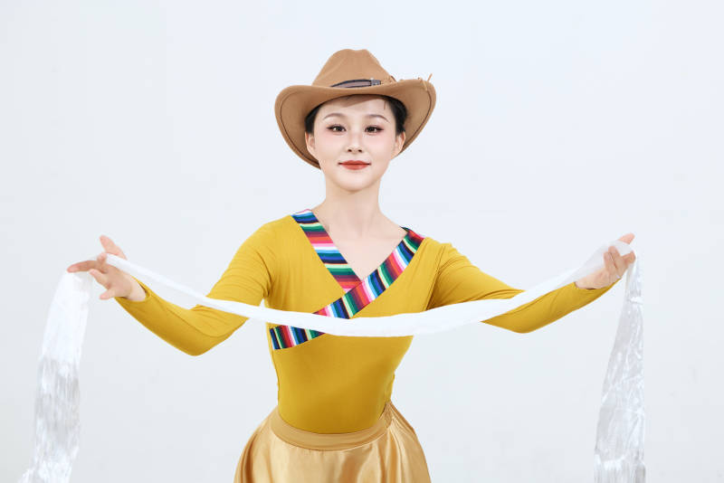 表演中国西藏藏族传统锅庄舞的美丽舞者图片