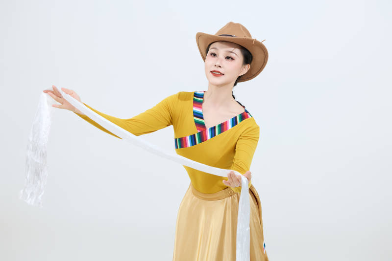 表演中国西藏藏族传统锅庄舞的美丽舞者图片