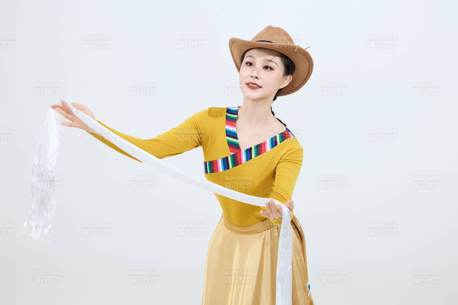 表演中国西藏藏族传统锅庄舞的美丽舞者图片