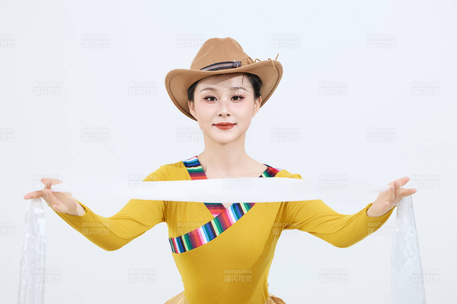 表演中国西藏藏族传统锅庄舞的美丽舞者图片