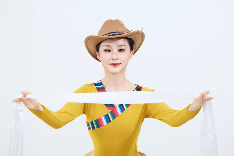 表演中国西藏藏族传统锅庄舞的美丽舞者图片