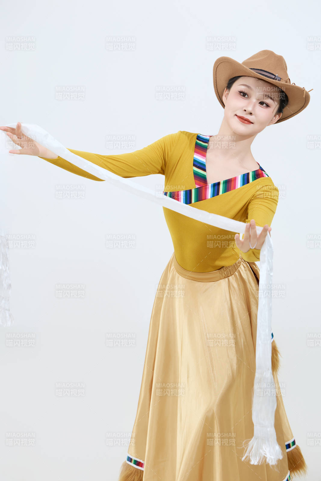 表演中国西藏藏族传统锅庄舞的美丽舞者图片