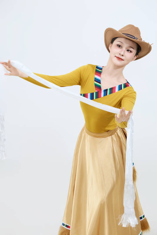 表演中国西藏藏族传统锅庄舞的美丽舞者图片