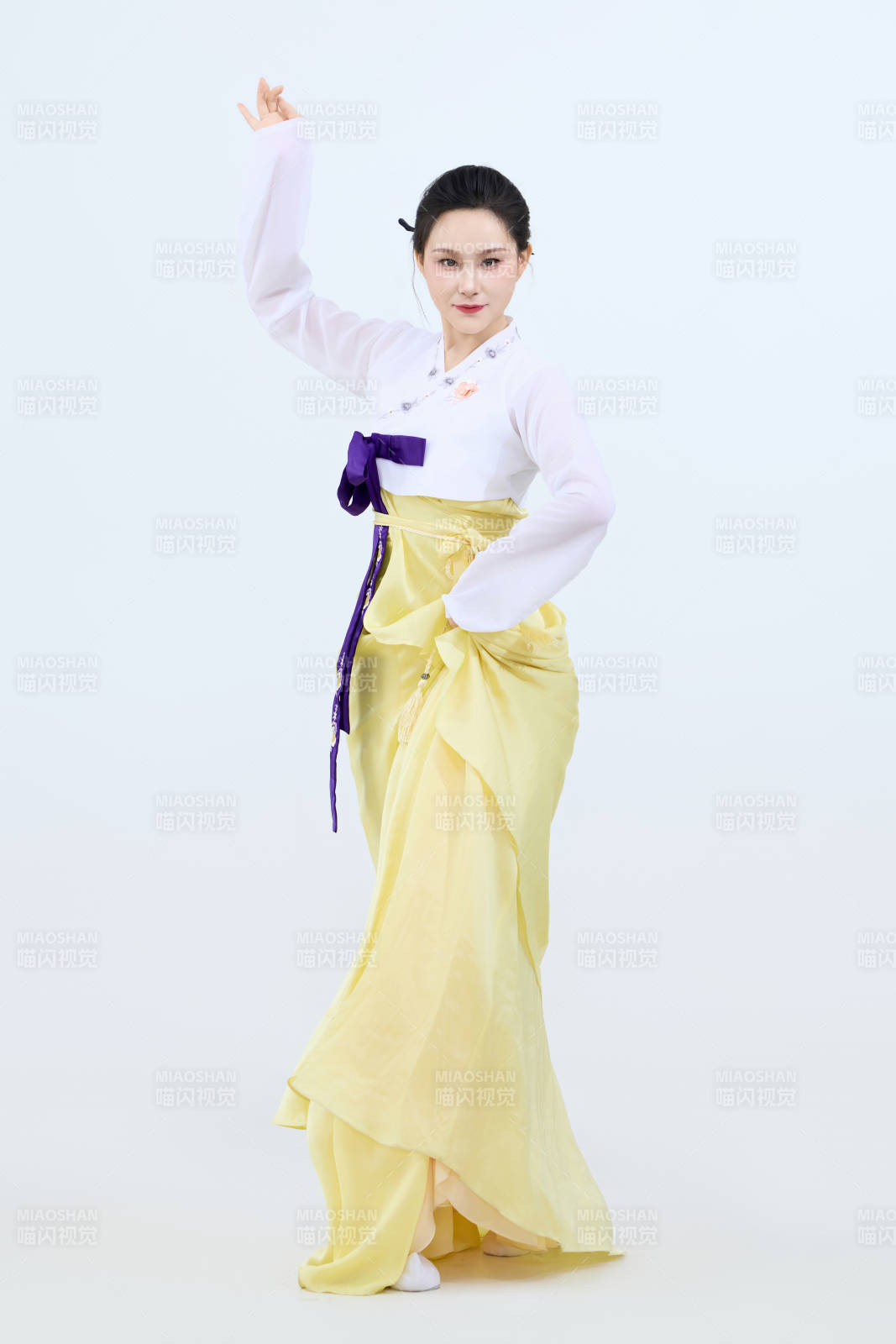 表演中国延边朝鲜族传统舞的美丽舞者图片