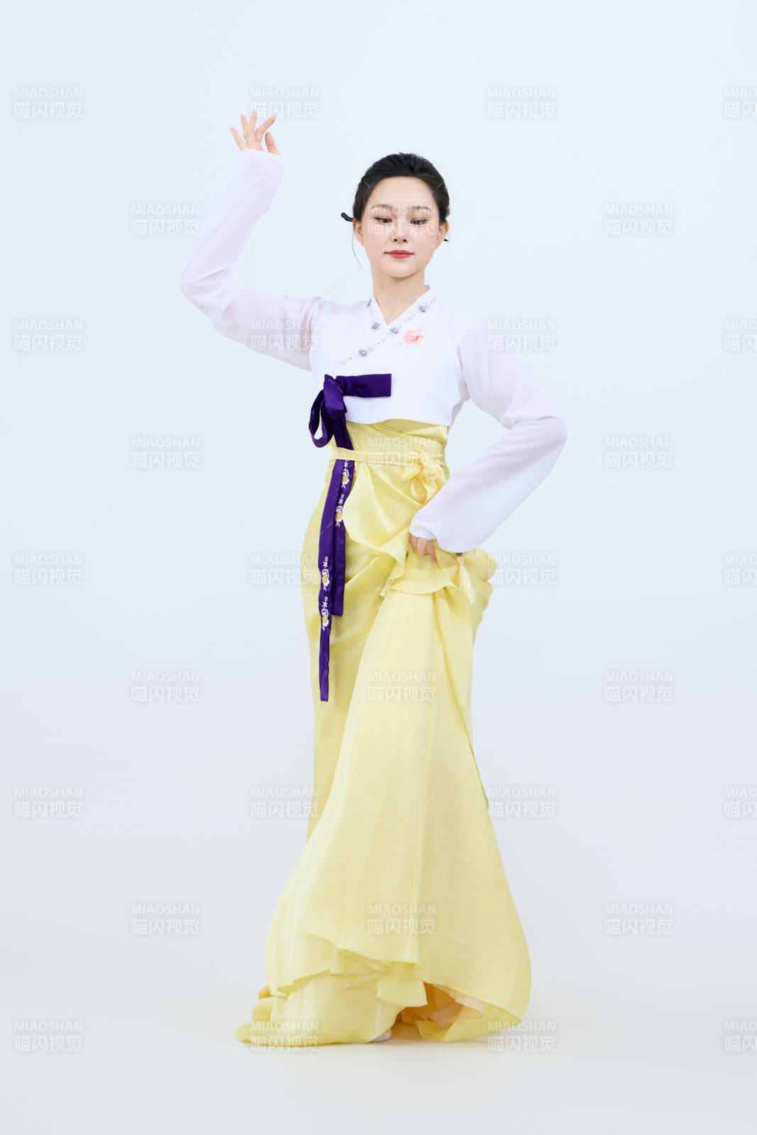 表演中国延边朝鲜族传统舞的美丽舞者图片