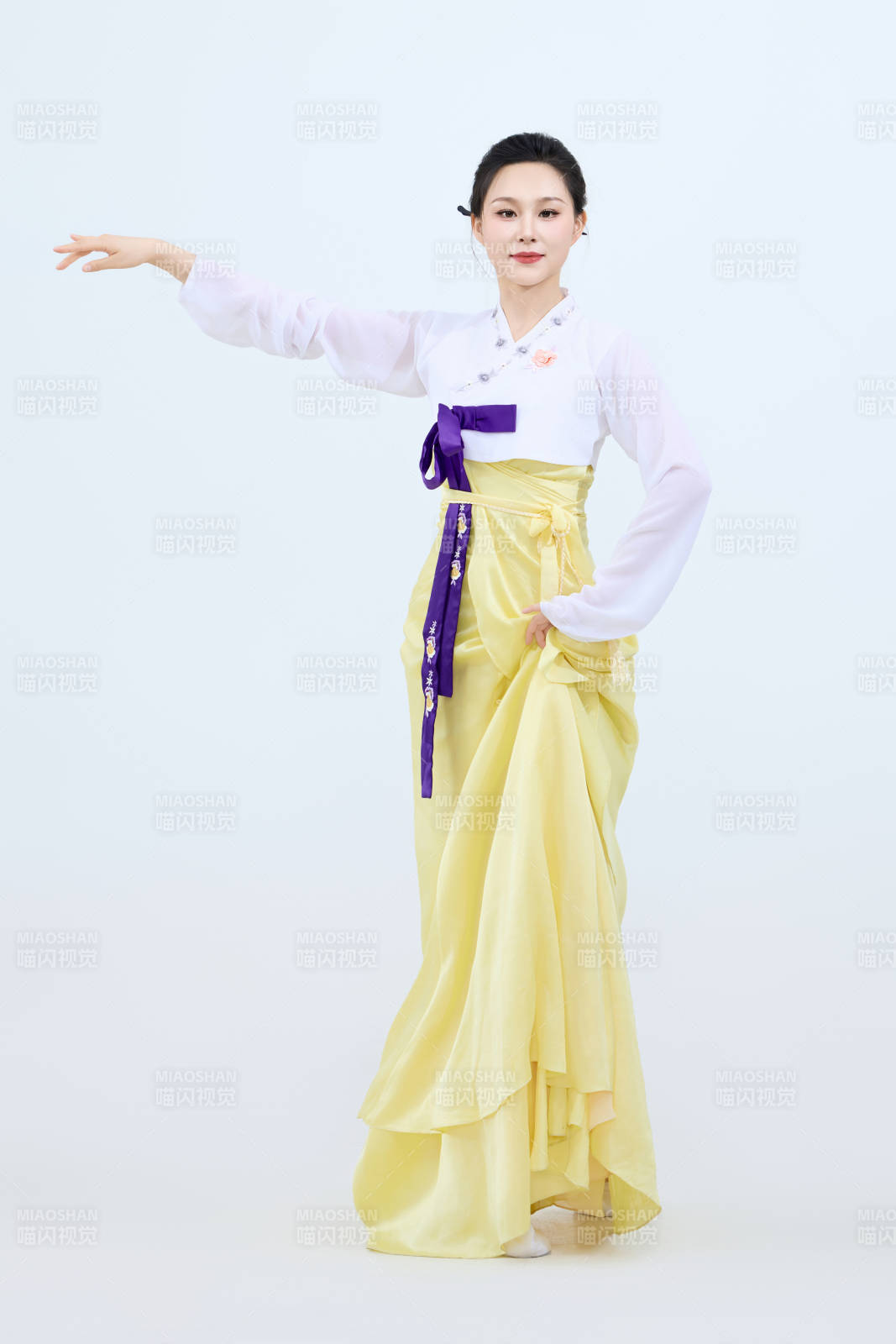 表演中国延边朝鲜族传统舞的美丽舞者图片