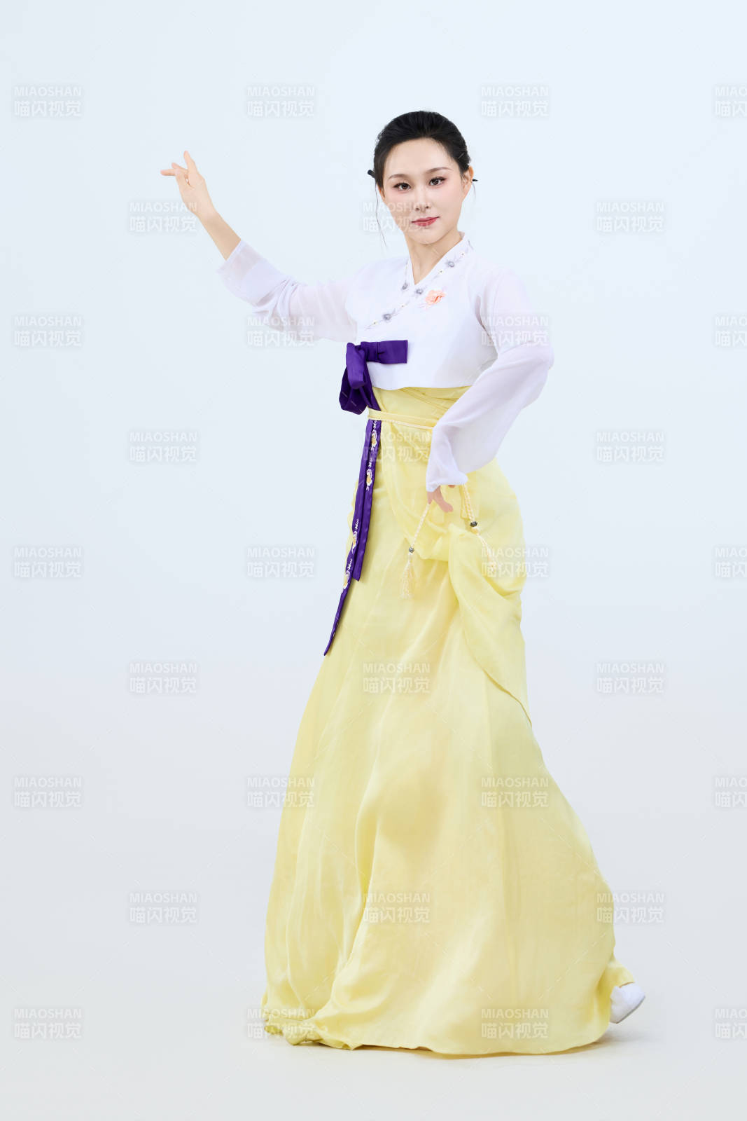 表演中国延边朝鲜族传统舞的美丽舞者图片