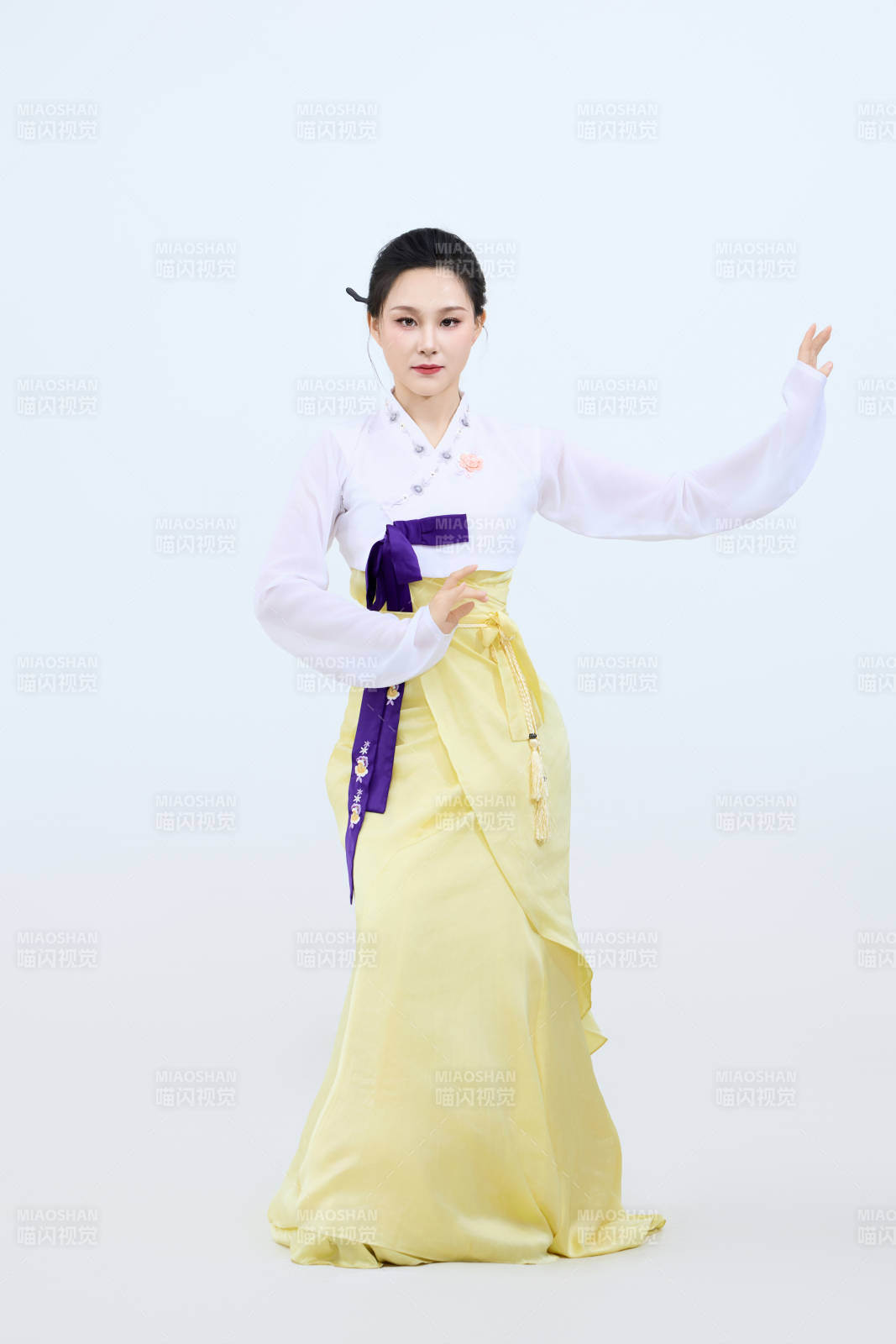 表演中国延边朝鲜族传统舞的美丽舞者图片