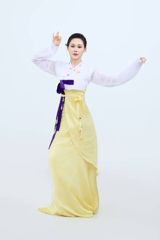 表演中国延边朝鲜族传统舞的美丽舞者图片