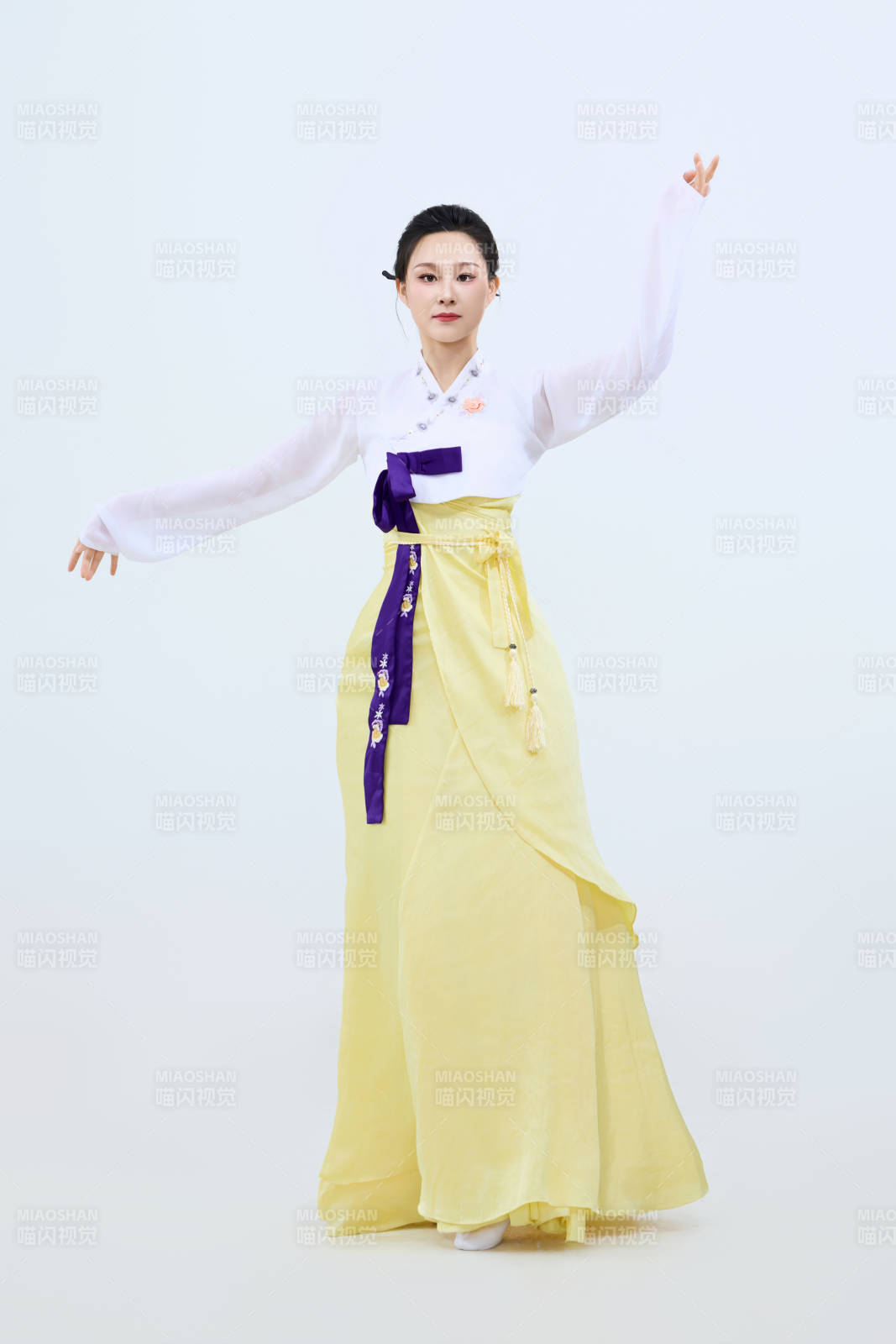 表演中国延边朝鲜族传统舞的美丽舞者图片