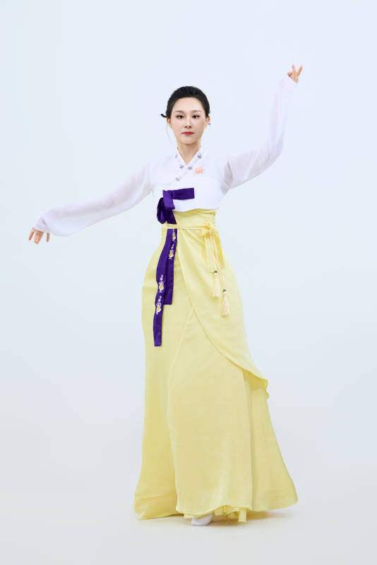 表演中国延边朝鲜族传统舞的美丽舞者图片