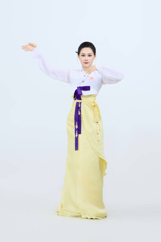 表演中国延边朝鲜族传统舞的美丽舞者图片