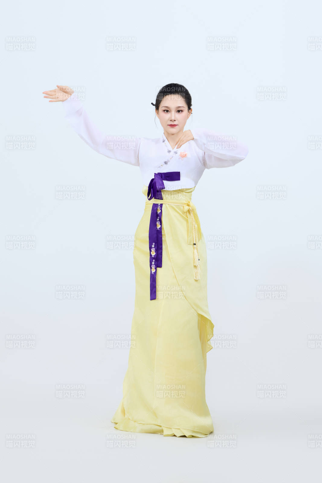 表演中国延边朝鲜族传统舞的美丽舞者图片