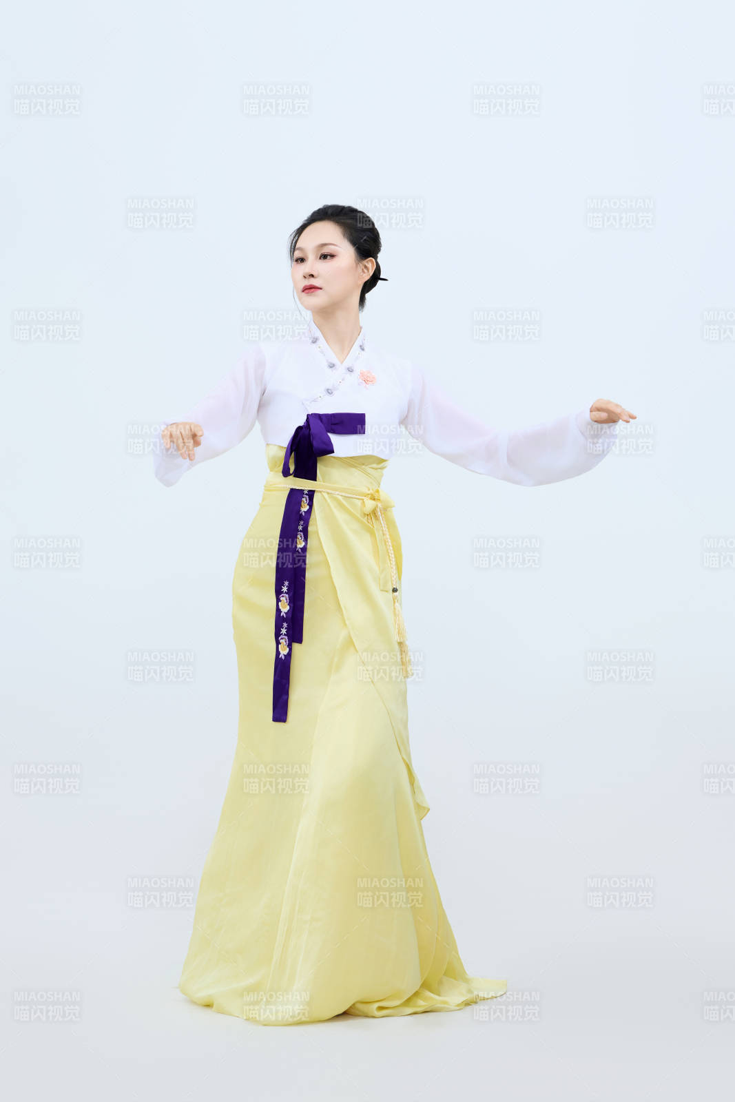 表演中国延边朝鲜族传统舞的美丽舞者图片