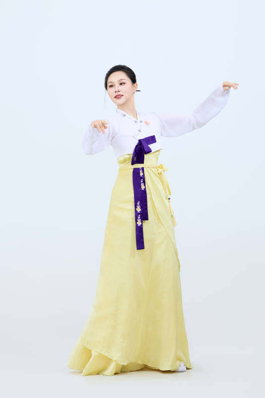 表演中国延边朝鲜族传统舞的美丽舞者图片