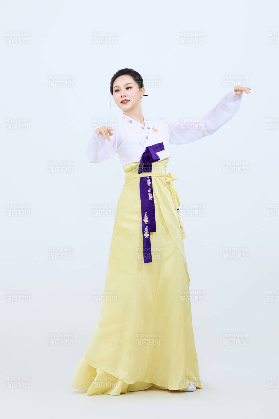 表演中国延边朝鲜族传统舞的美丽舞者图片