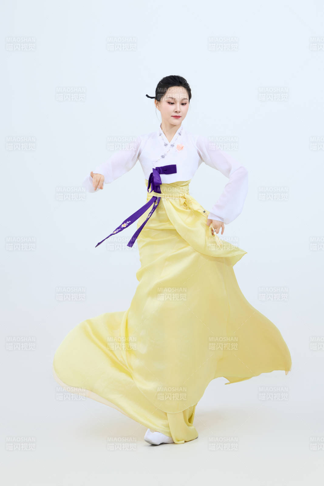 表演中国延边朝鲜族传统舞的美丽舞者图片