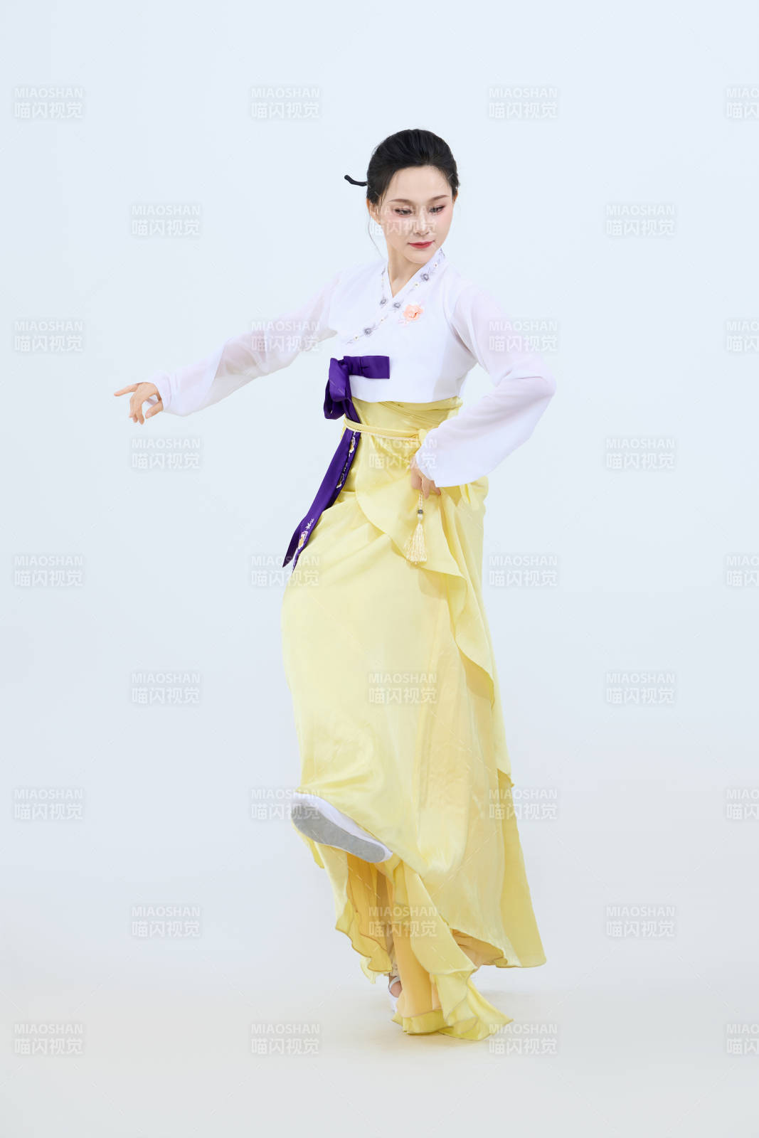 表演中国延边朝鲜族传统舞的美丽舞者图片