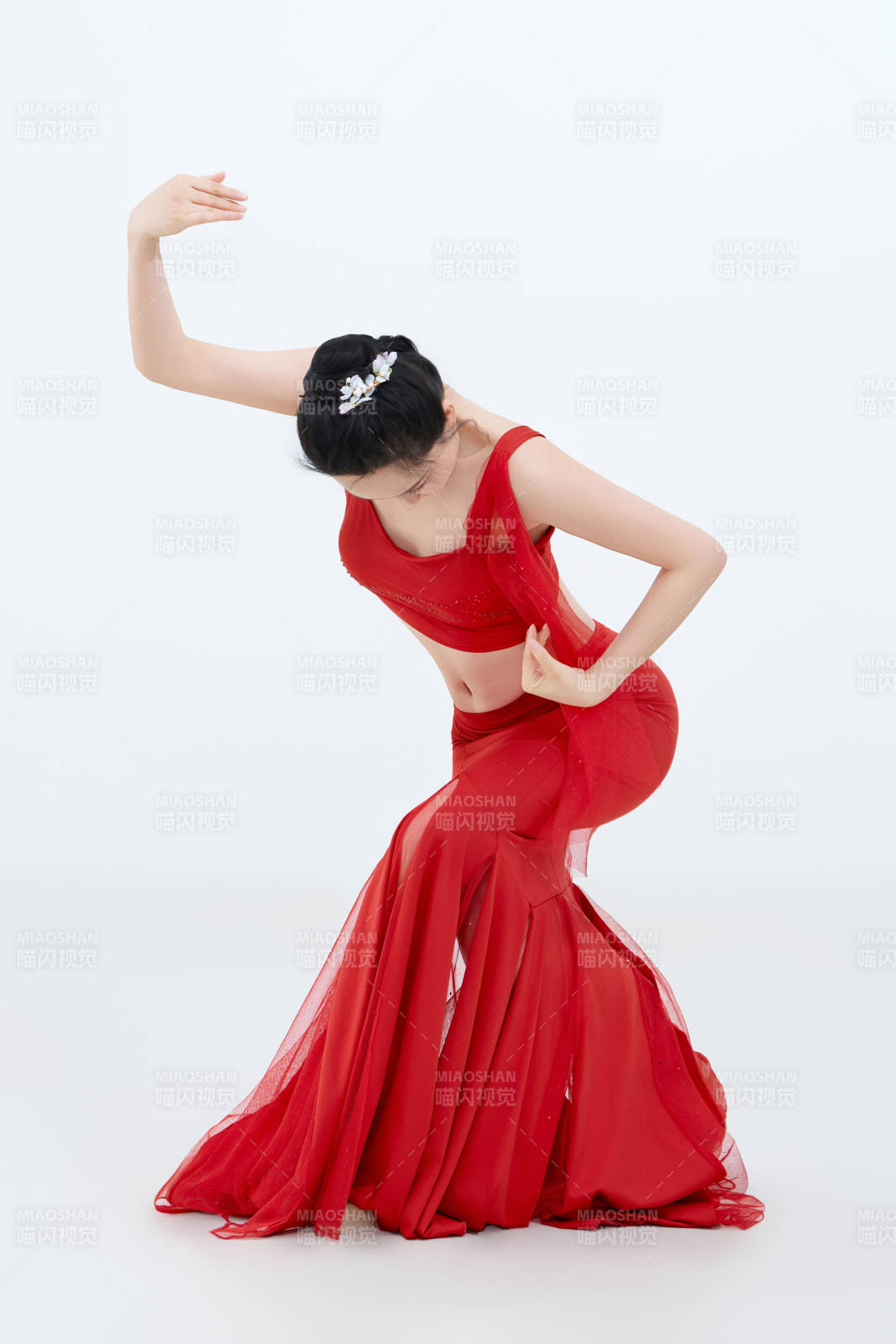 表演中国传统民族舞蹈傣族舞的美丽舞者图片