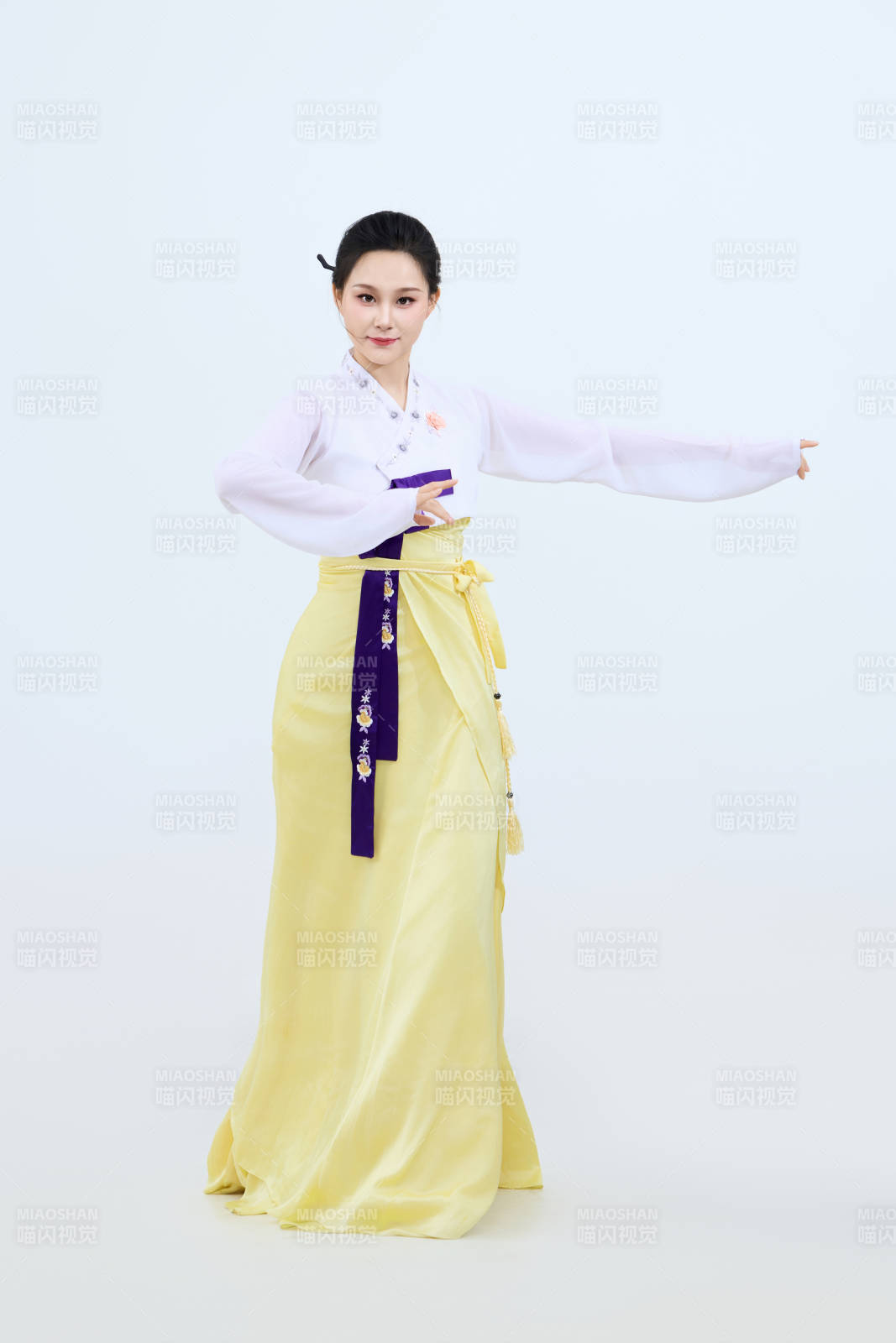 表演中国延边朝鲜族传统舞的美丽舞者图片