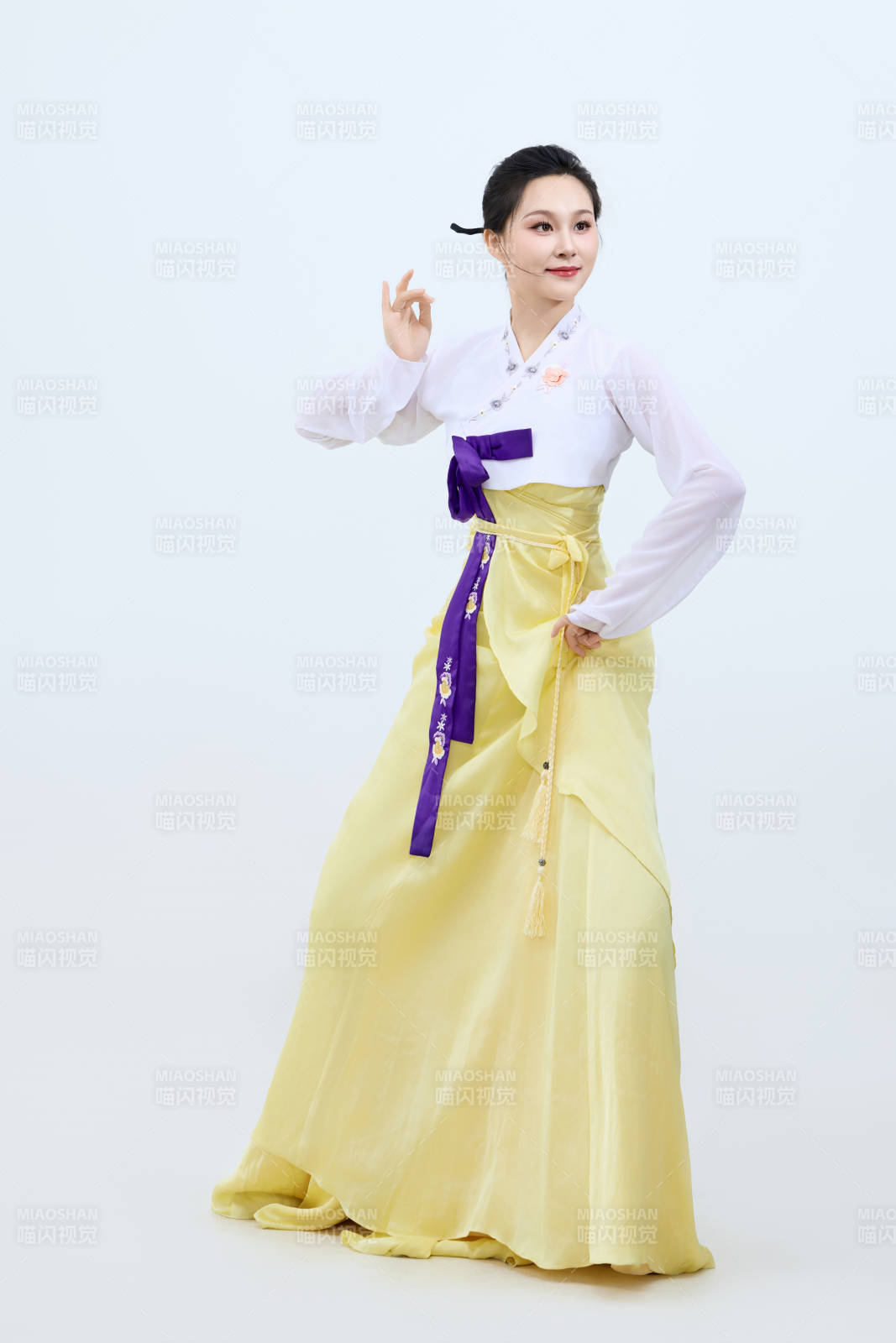 表演中国延边朝鲜族传统舞的美丽舞者图片