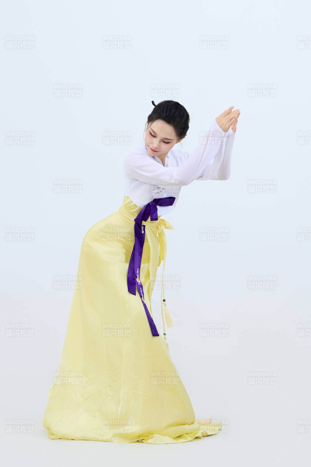 表演中国延边朝鲜族传统舞的美丽舞者图片