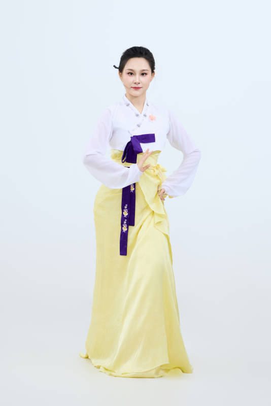 表演中国延边朝鲜族传统舞的美丽舞者图片