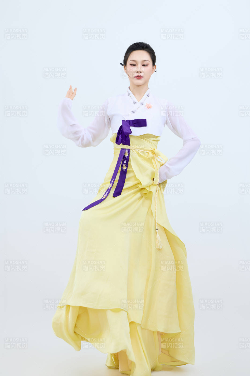 表演中国延边朝鲜族传统舞的美丽舞者图片