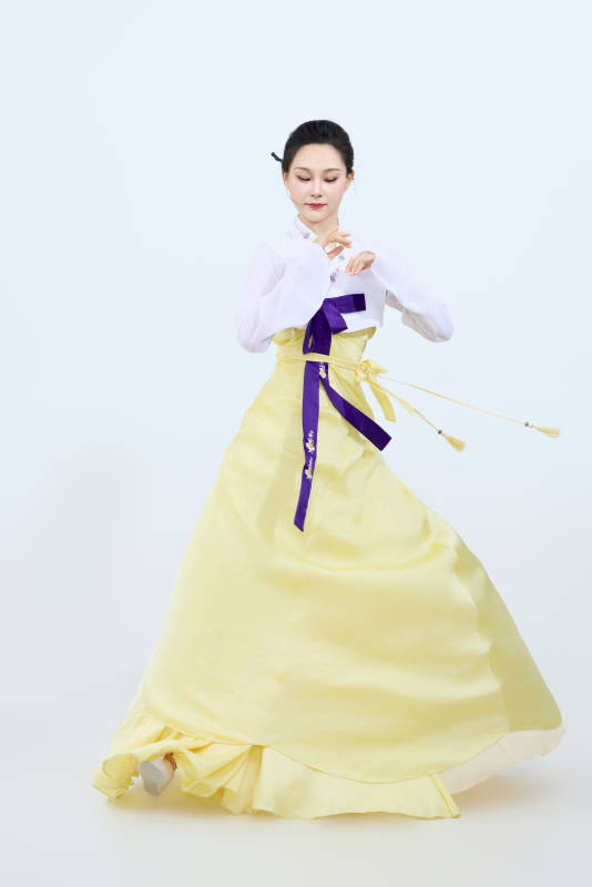 表演中国延边朝鲜族传统舞的美丽舞者图片