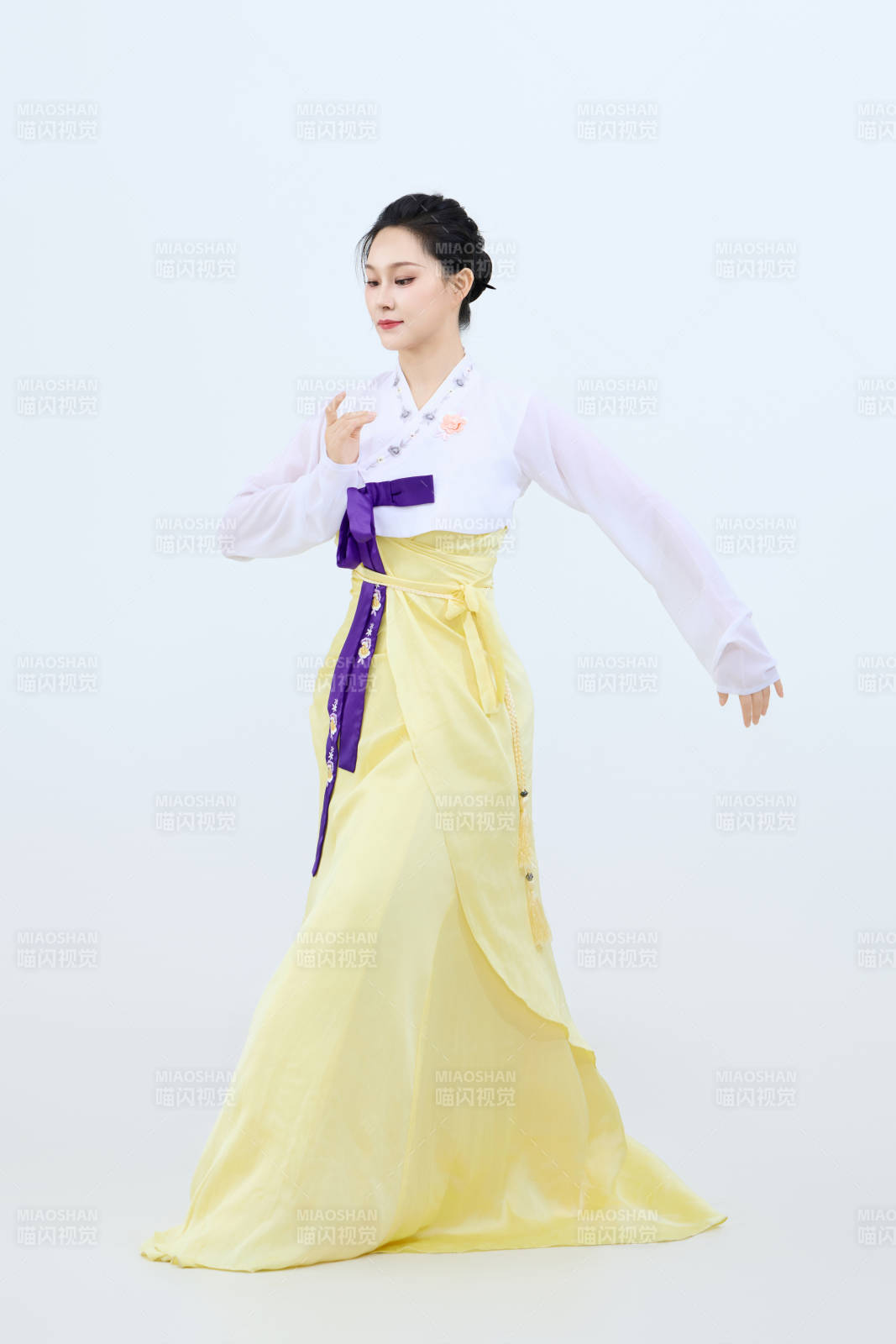 表演中国延边朝鲜族传统舞的美丽舞者图片