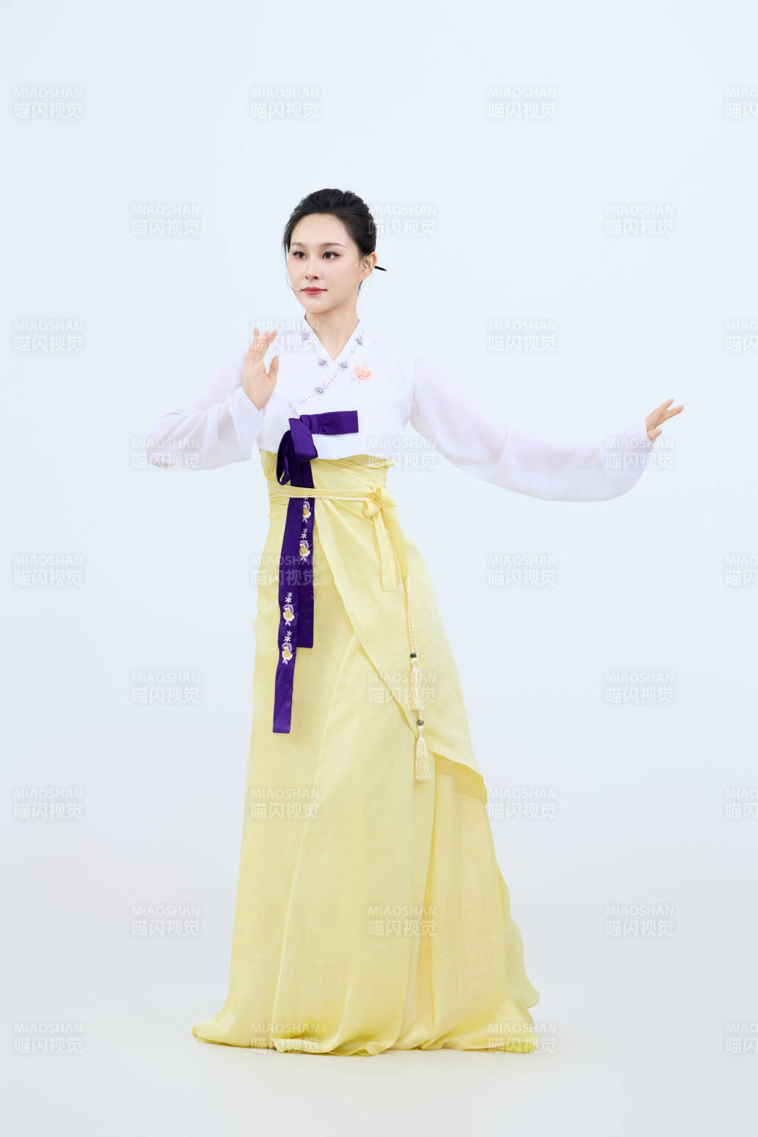 表演中国延边朝鲜族传统舞的美丽舞者图片