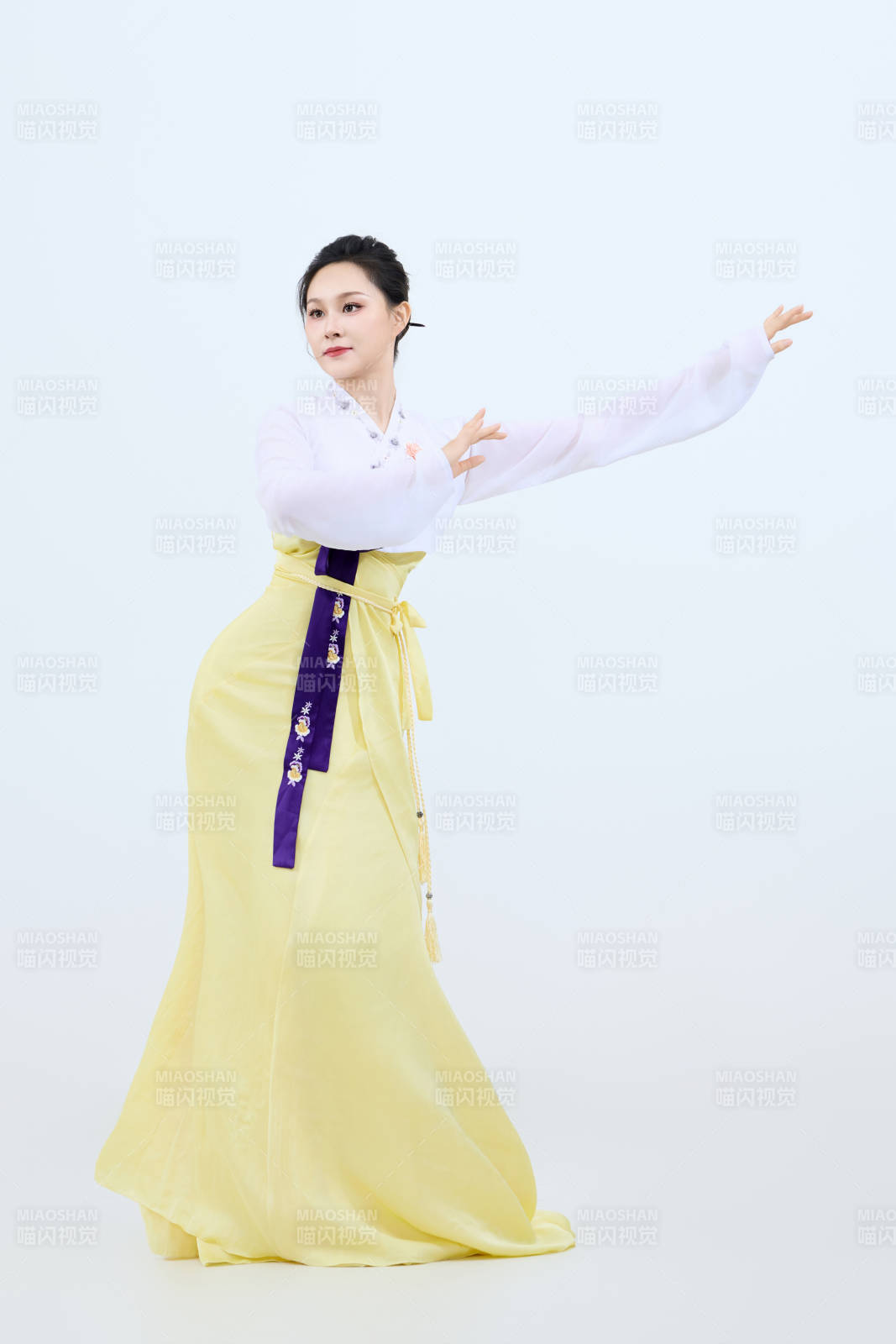 表演中国延边朝鲜族传统舞的美丽舞者图片