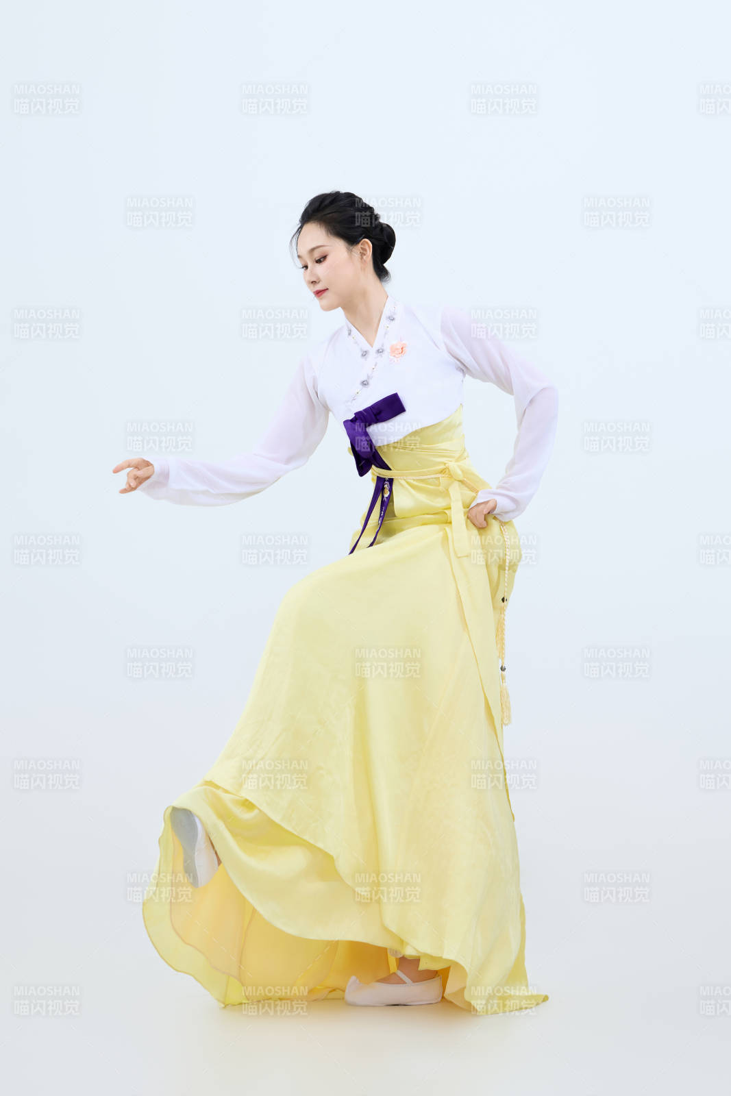 表演中国延边朝鲜族传统舞的美丽舞者图片