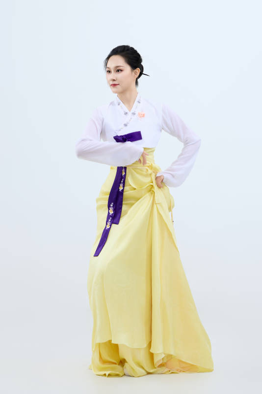 表演中国延边朝鲜族传统舞的美丽舞者图片