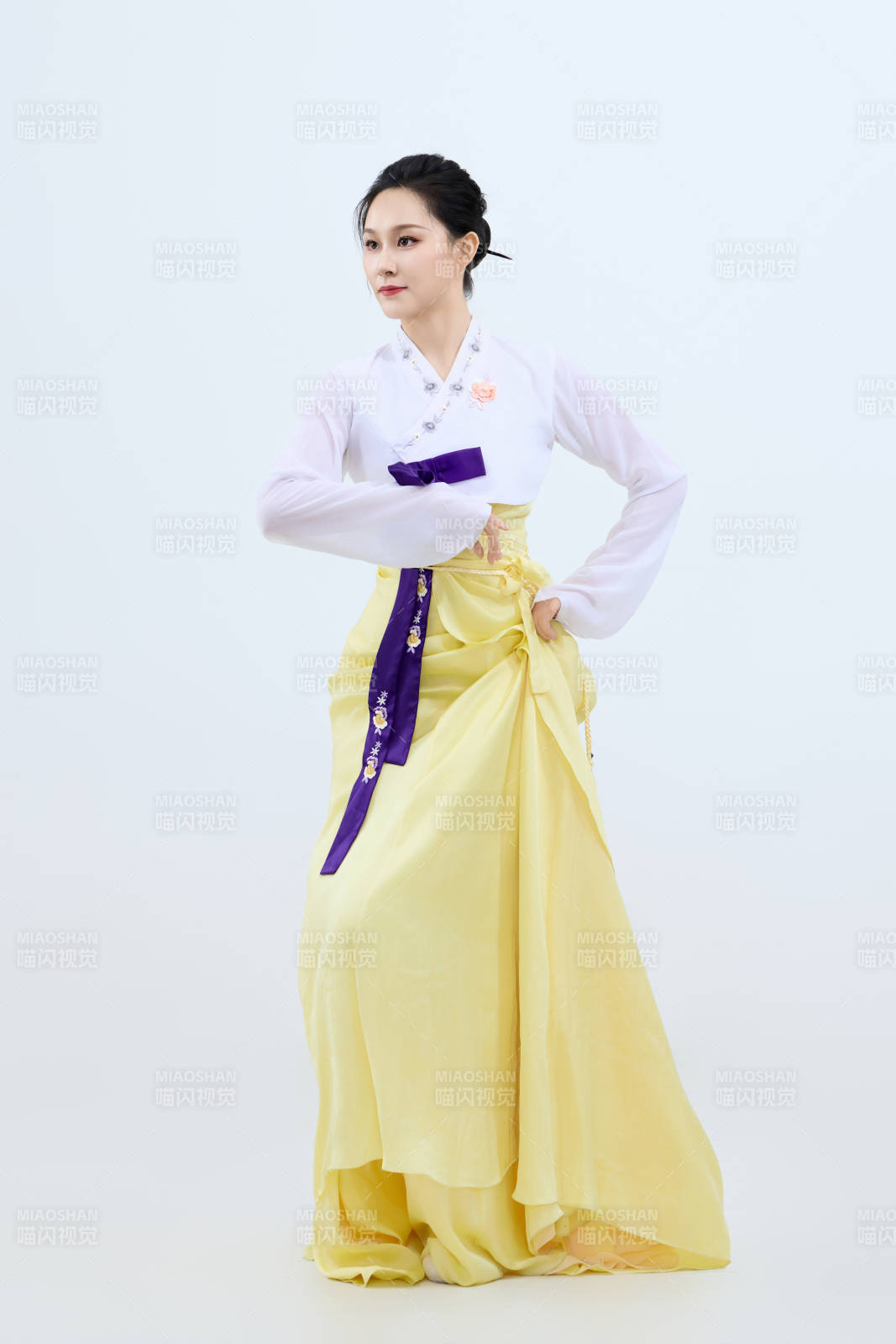 表演中国延边朝鲜族传统舞的美丽舞者图片