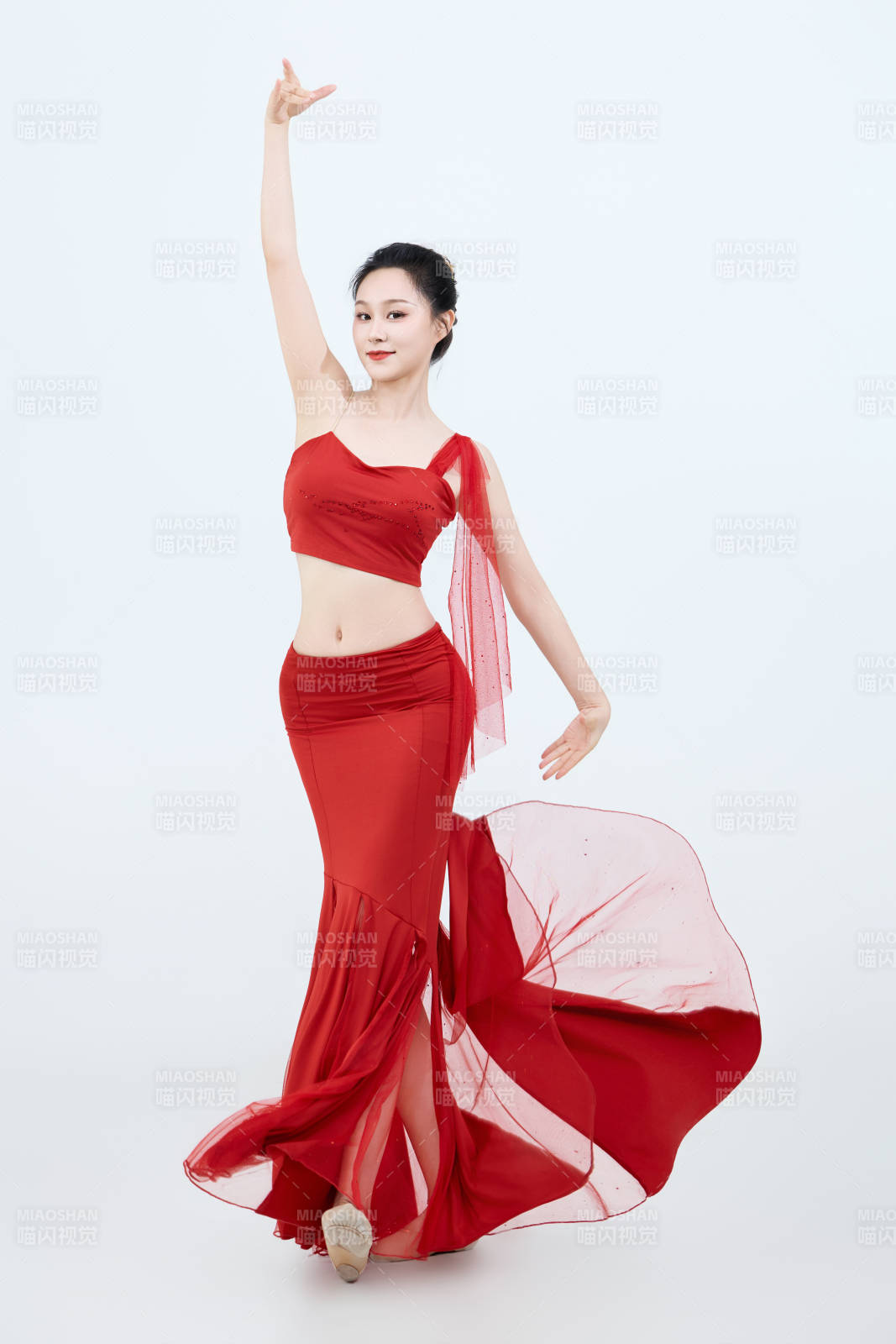 表演中国传统民族舞蹈傣族舞的美丽舞者图片